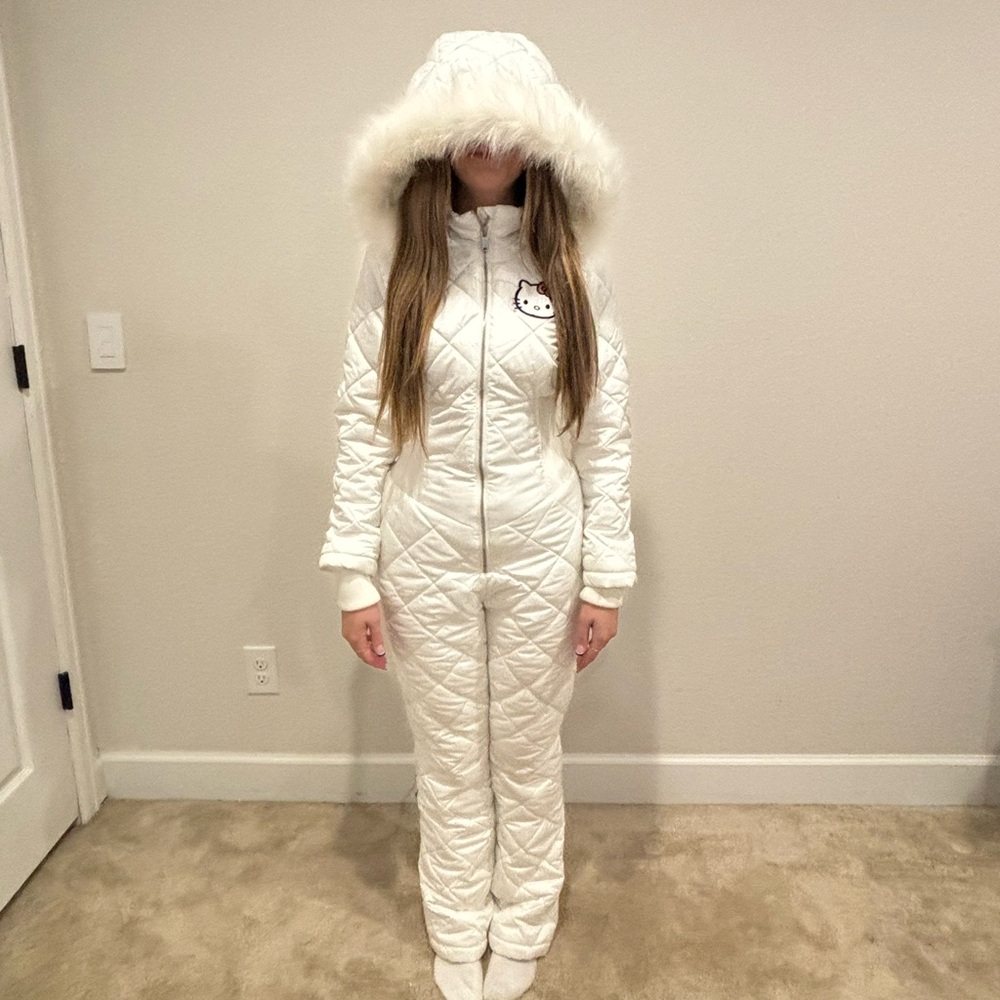 FOREVER 21 HELLO KITTY y2k snow suit